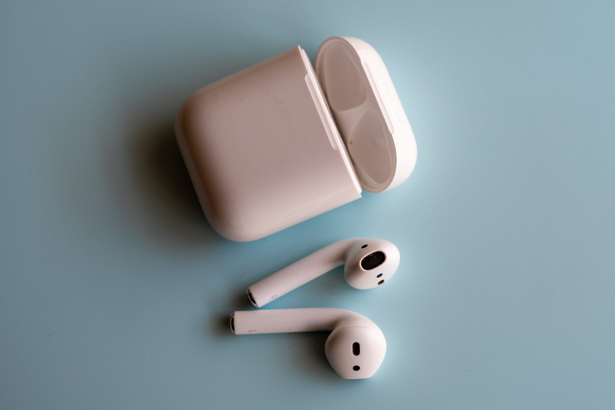 what-do-the-lights-on-the-airpods-charging-case-mean-techie-digest